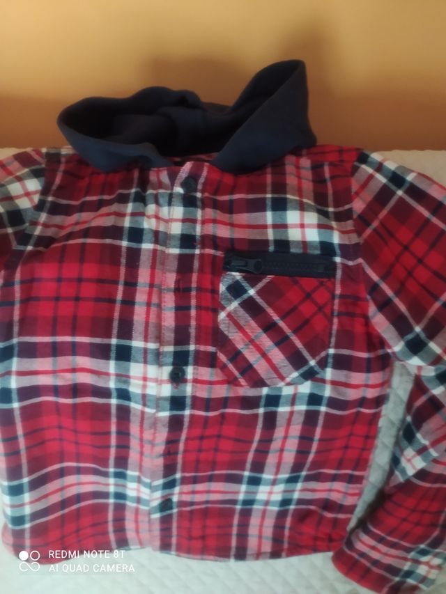 Conjunto sobre camisa con capucha