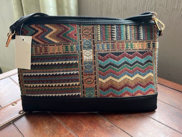 Bolso NUEVO de mano y hombro correa incluida