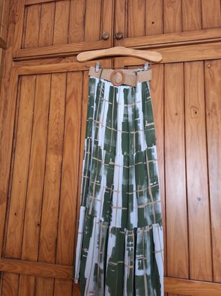 Falda. Larga muy