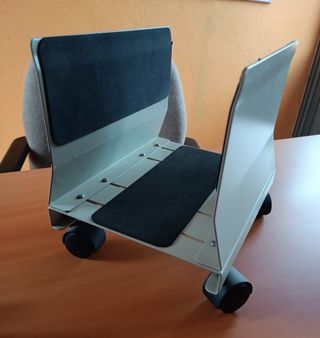 Soporte con ruedas para torre ordenador