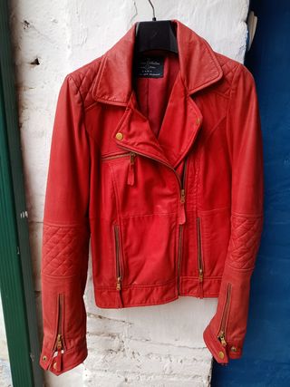 Biker roja de piel