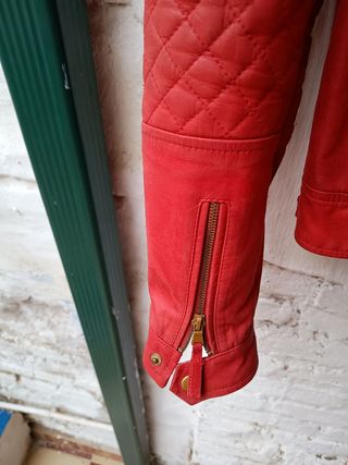 Biker roja de piel
