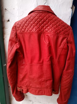 Biker roja de piel