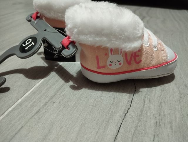 Botas rosas de bebé talla 16. In Extenso