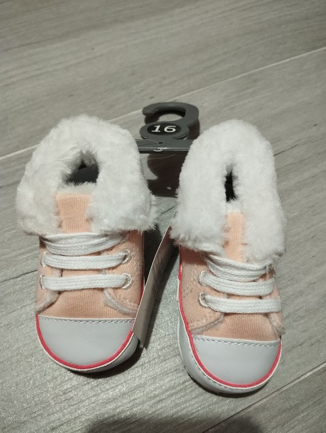 Botas rosas de bebé talla 16. In Extenso