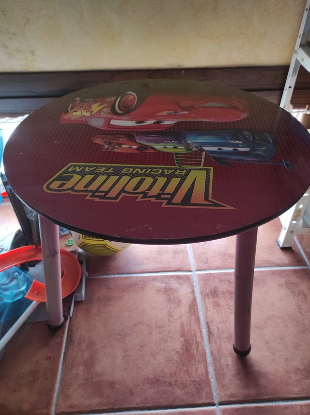 Mesas pequeñas para realizar las tareas del colegi