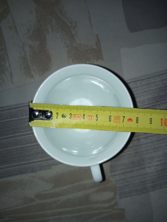 Tazas de café y plato.