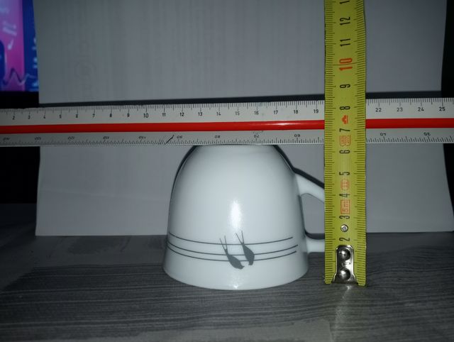 Tazas de café y plato.