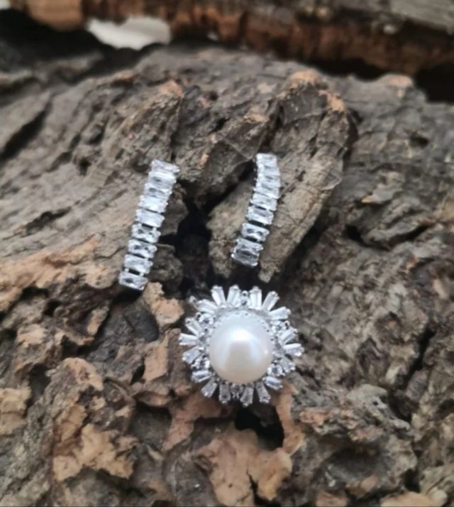 Anillo a 10€la unidad de plata con perla blanca.