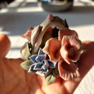 Cesta com bouquet de flores