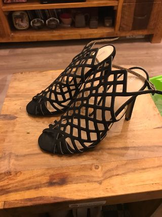 Zapatos de tacón alto preciosos