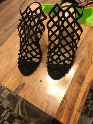 Zapatos de tacón alto preciosos