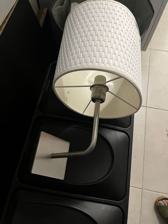 Lámpara de pared con pantalla blanca de Ikea