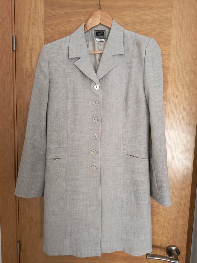 Traje de chaqueta y vestido entallados gris