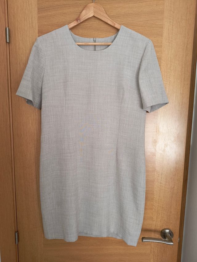 Traje de chaqueta y vestido entallados gris