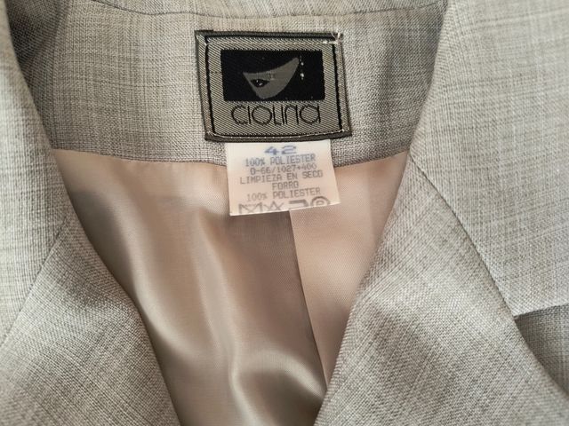 Traje de chaqueta y vestido entallados gris