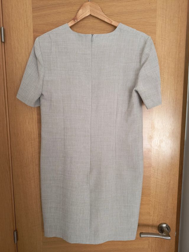 Traje de chaqueta y vestido entallados gris