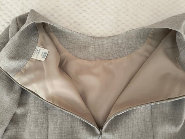 Traje de chaqueta y vestido entallados gris