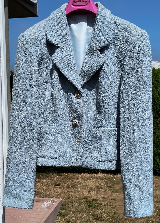 Traje con falda azul celeste