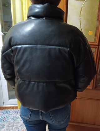 Cazadora imitación cuero. De Pull&Bear.
