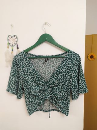 Blusa verde estampado floral con fruncido frontal
