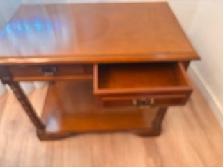 Mesa auxiliar antigua