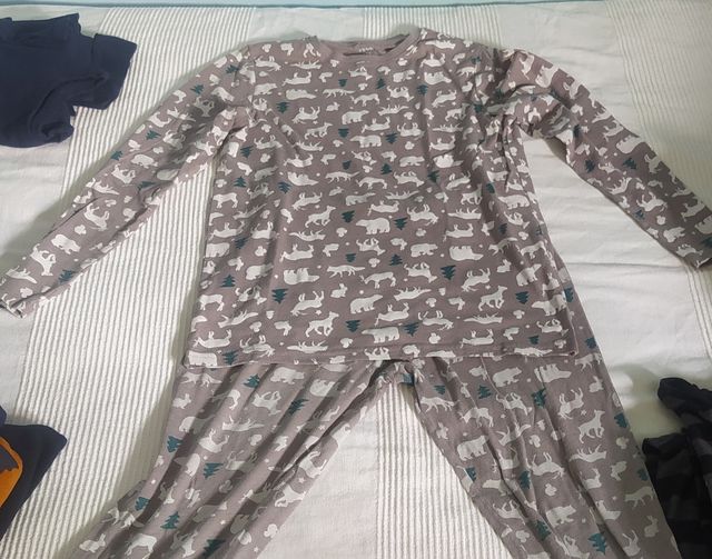 Giacca a vento, pigiama e t-shirt per bambini