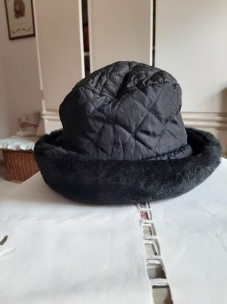 Cappello impermeabile con pelliccia