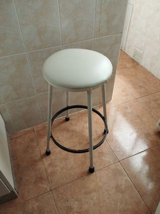 Taburete alto blanco.