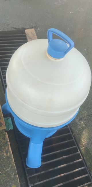 Bebedero de gallinas, etc..