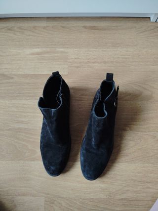 Botines negros piel vuelta auténtica