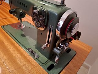 Maquina de coser Refrey