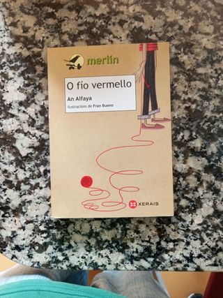 Libro en Gallego "O fío vermello"