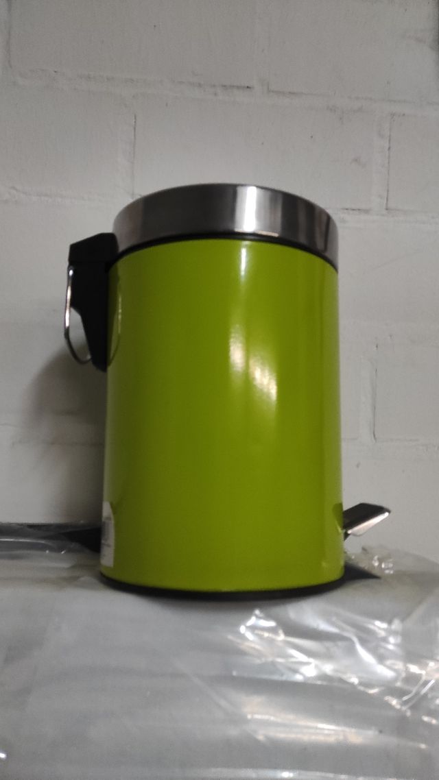 Papelera de metal con pedal verde