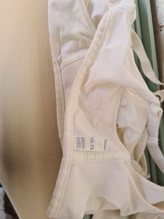 Dos sujetadores para lactancia