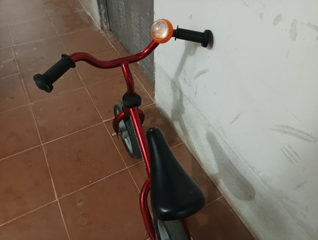 Triciclo, moto y patinete.