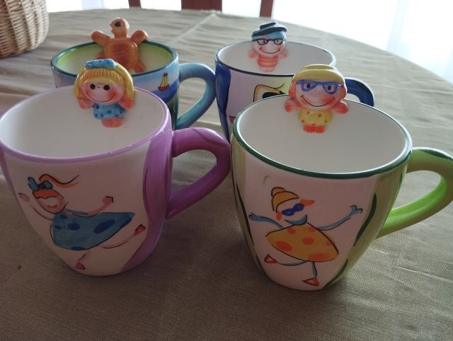 Juego de tazas de cerámica.