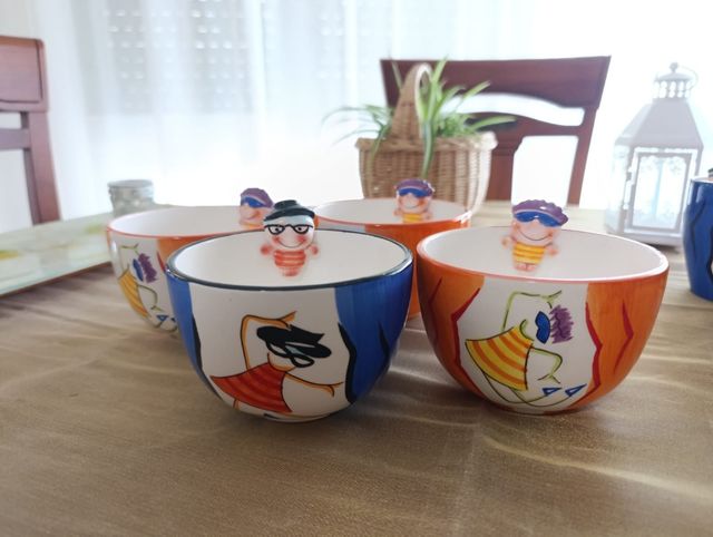 Mueble altillo expositor color nogal. De madera.