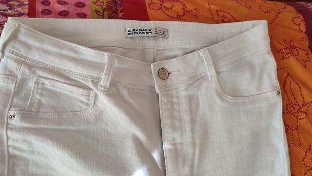 Pantalones blancos de Zara
