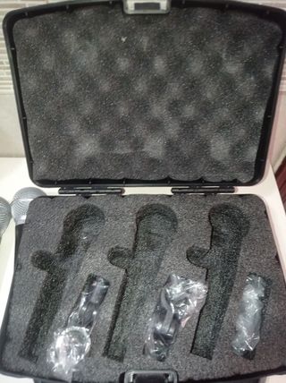 3 Micrófonos y  maleta incluida acolchada