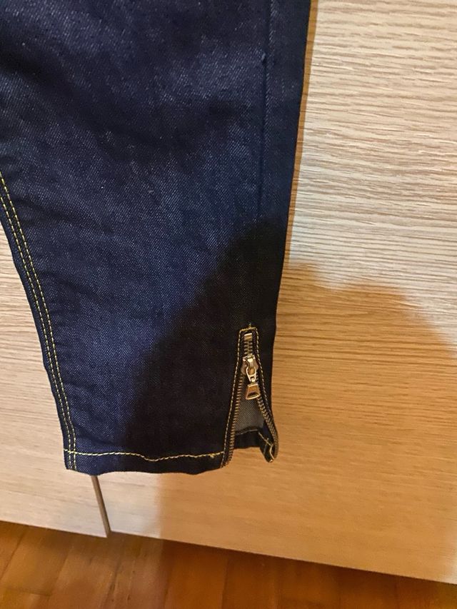 Jeans a sigaretta con cerniere sul fondo