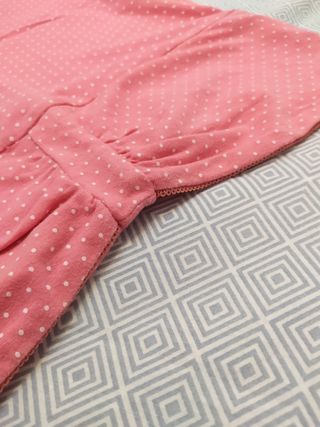 Top bandeau rosa con lunares y detalles