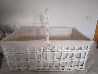 Cesta de mimbre blanca