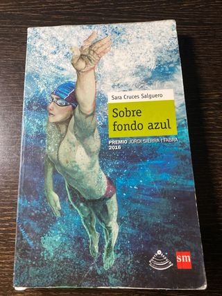 libro sobre fondo azul