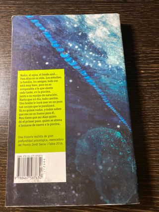 libro sobre fondo azul