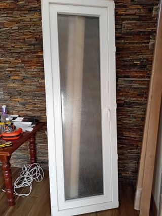 Puerta PVC abatible. 0,70 m x 2,18 inculido el mar