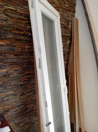 Puerta PVC abatible. 0,70 m x 2,18 inculido el mar