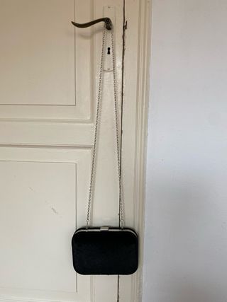 Bolso fiesta terciopelo negro de Stradivarius