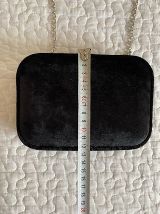 Bolso fiesta terciopelo negro de Stradivarius
