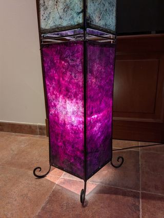 Lámpara de pie africana, de piel y metal